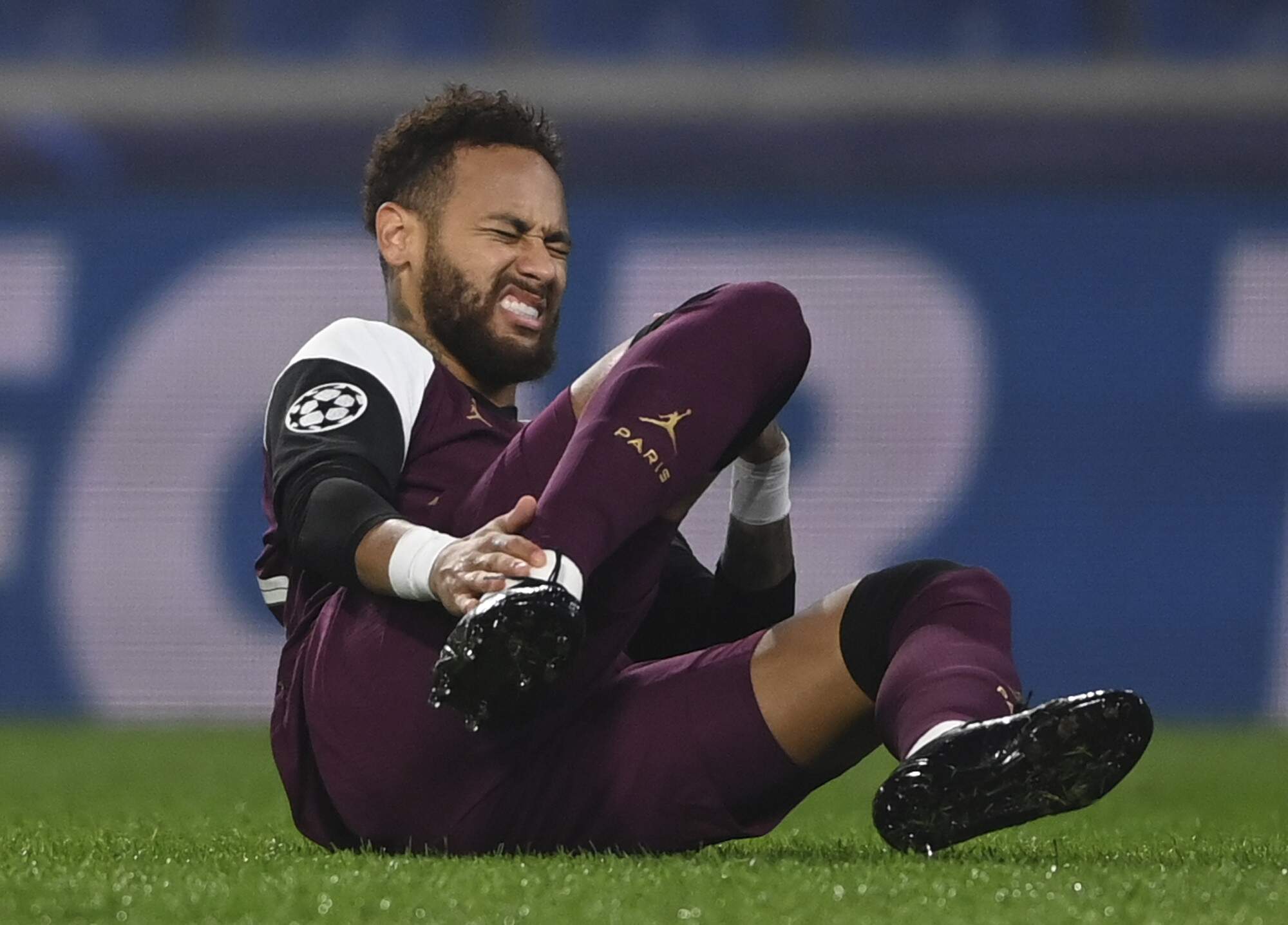 Neymar precisou ser substituído após sentir dores na perna esquerda