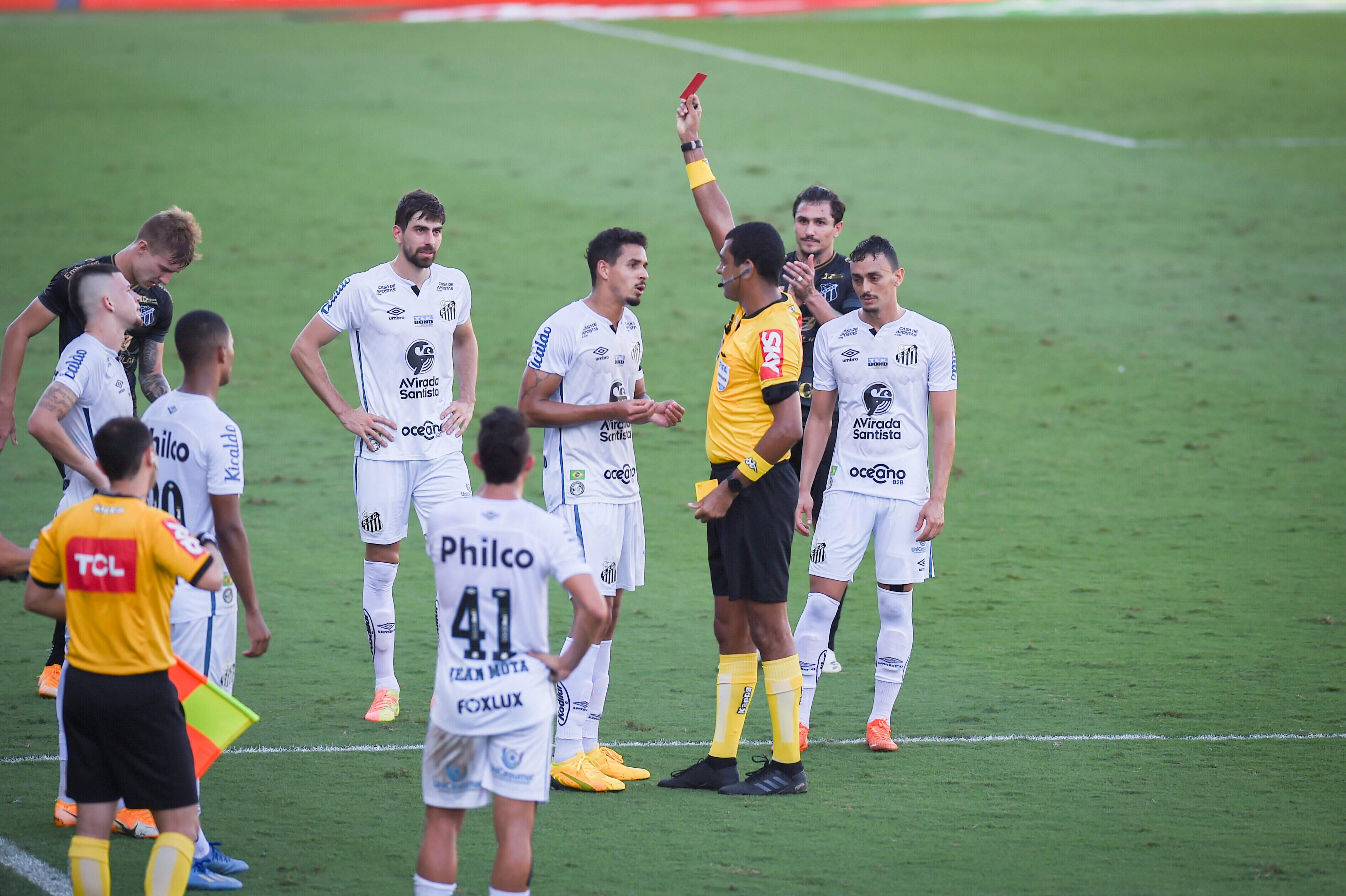 Com um a menos, Santos passa aperto e empata sem gols com o Ceará