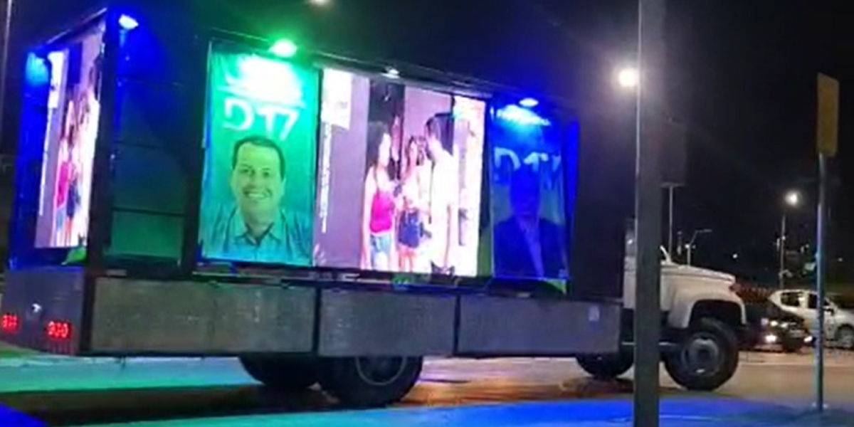 Caminhão com propagando do candidato Danilo Morgado possuía três telões 