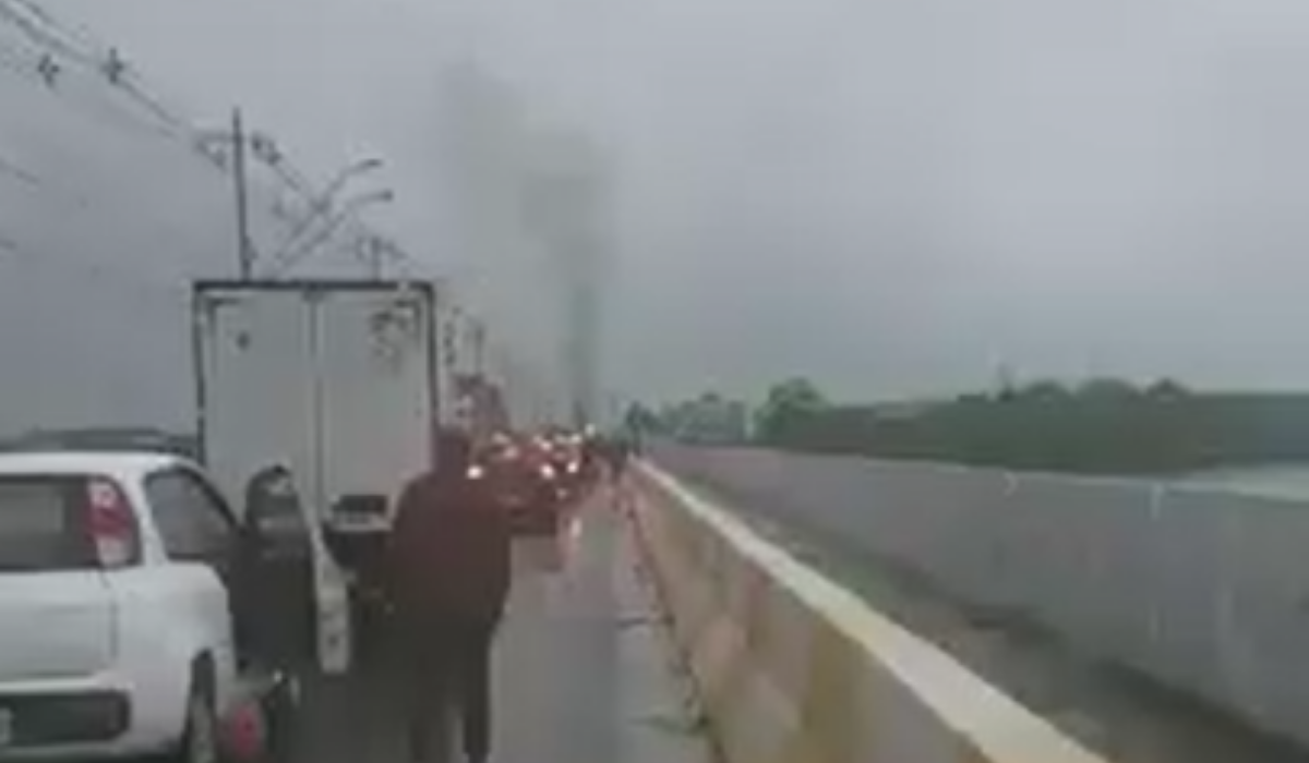 Veículo pega fogo e para trânsito na Ponte dos Barreiros, em São Vicente