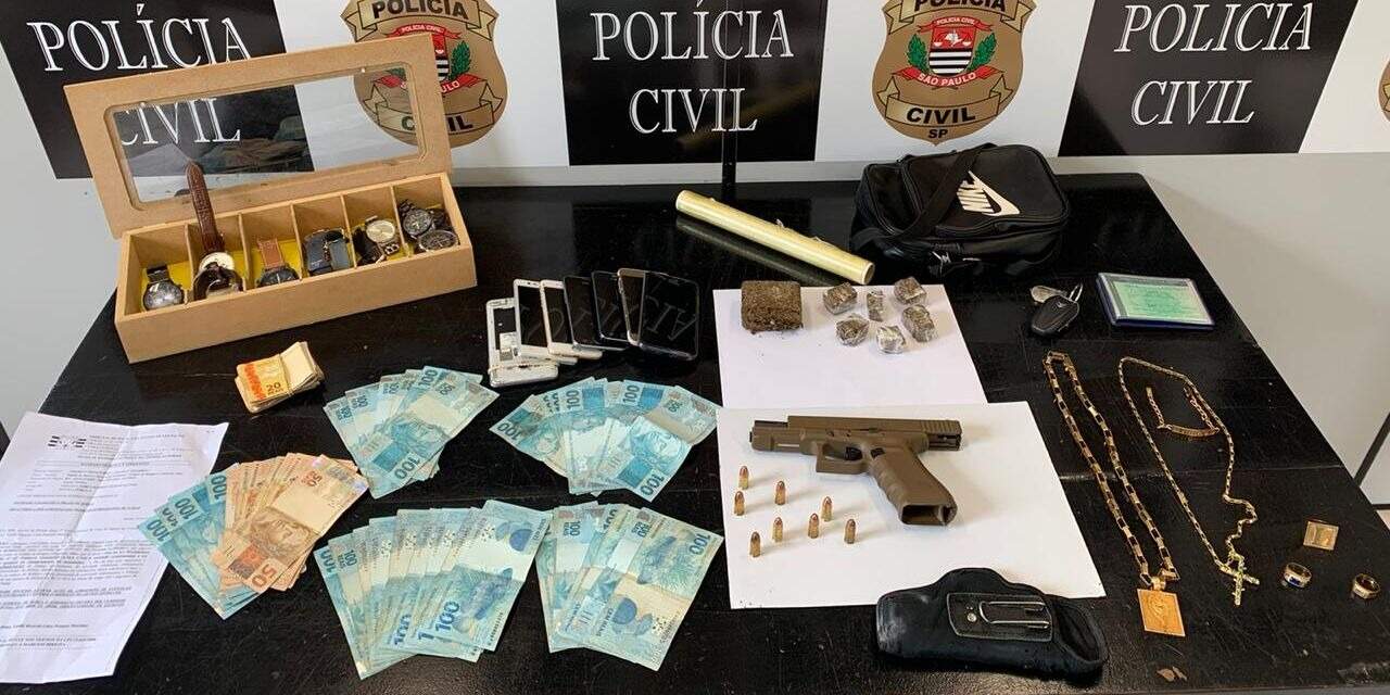 Polícia apreendeu pistola, sete porções de maconha, joias e mais de R$ 5,7 mil em dinheiro
