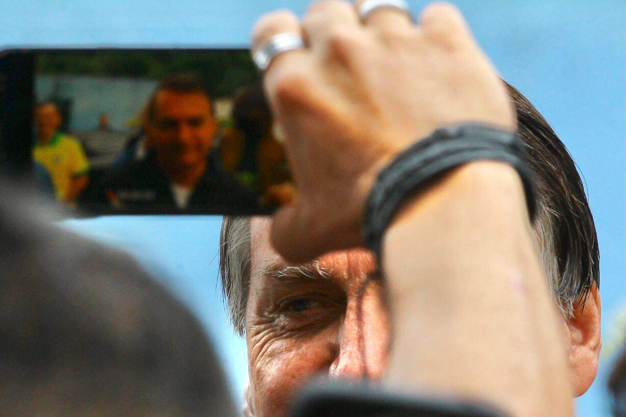 Bolsonaro parou para conversar e tirar fotos com apoiadores antes de deixar unidade militar