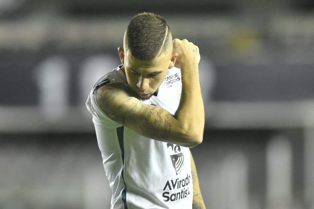 Jobson comemora seu primeiro gol na Vila Belmiro 