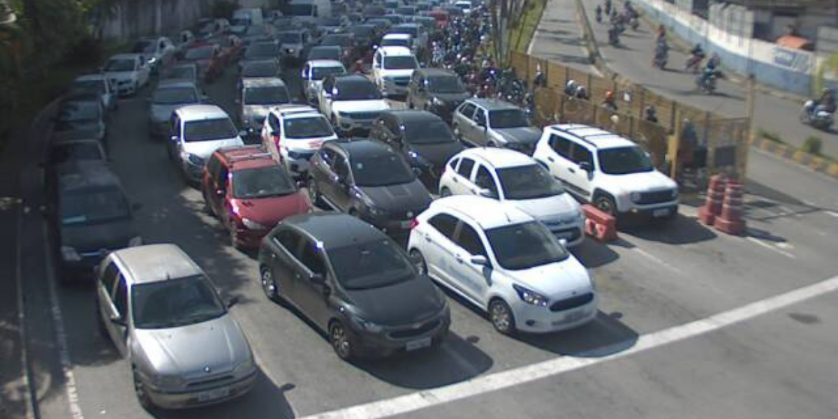 Carros fazem fila para fazer a travessia em Guarujá