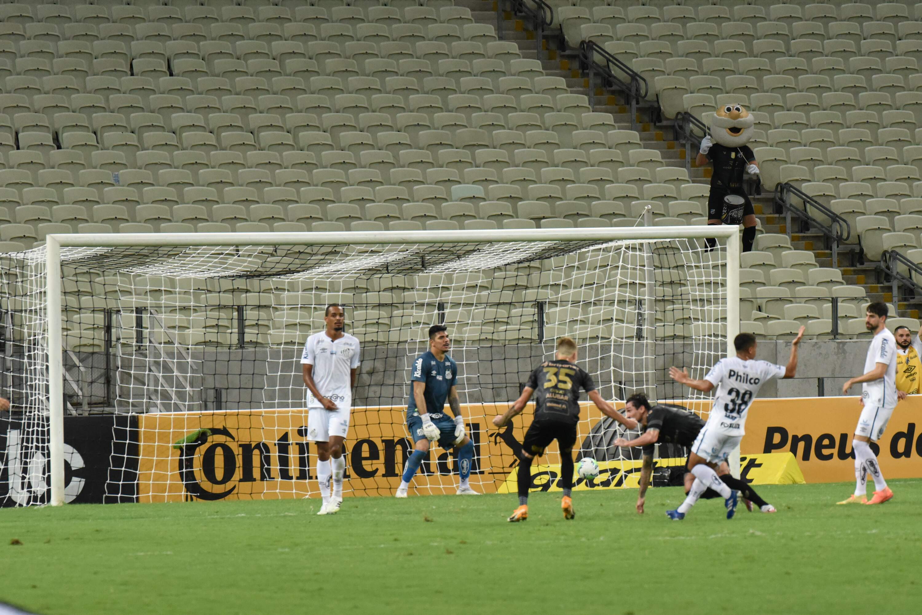 Com gol de Vinícius no segundo tempo, Ceará eliminou o Santos da Copa do Brasil
