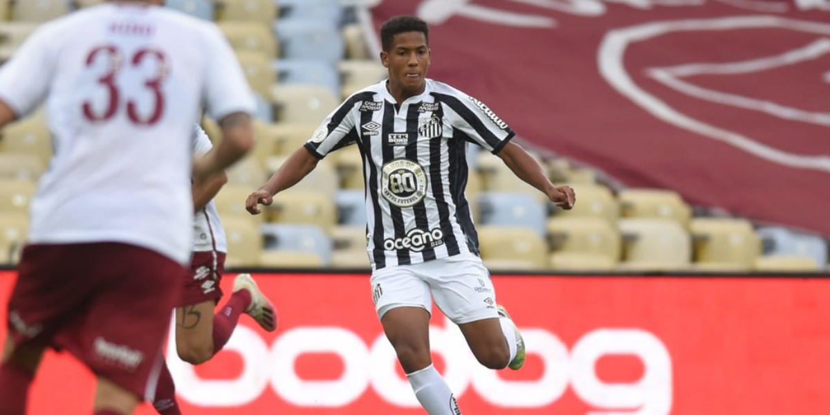 Garoto estreou com apenas 15 anos pelo profissional do Santos