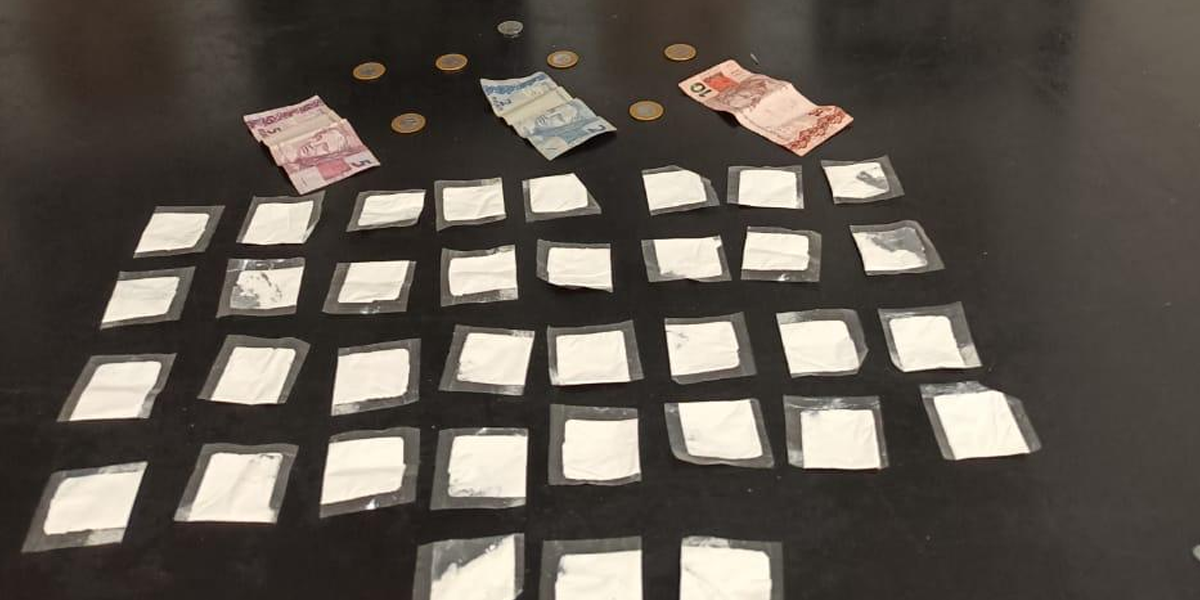 Polícia apreendeu valores em dinheiro oriundos do tráfico e porções de cocaína