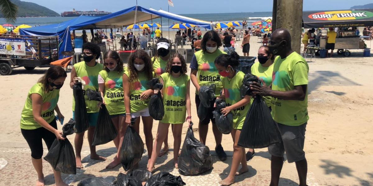 Dia da Catação mobilizou cerca de 30 voluntários a recolherem lixo na Praia do Embaré
