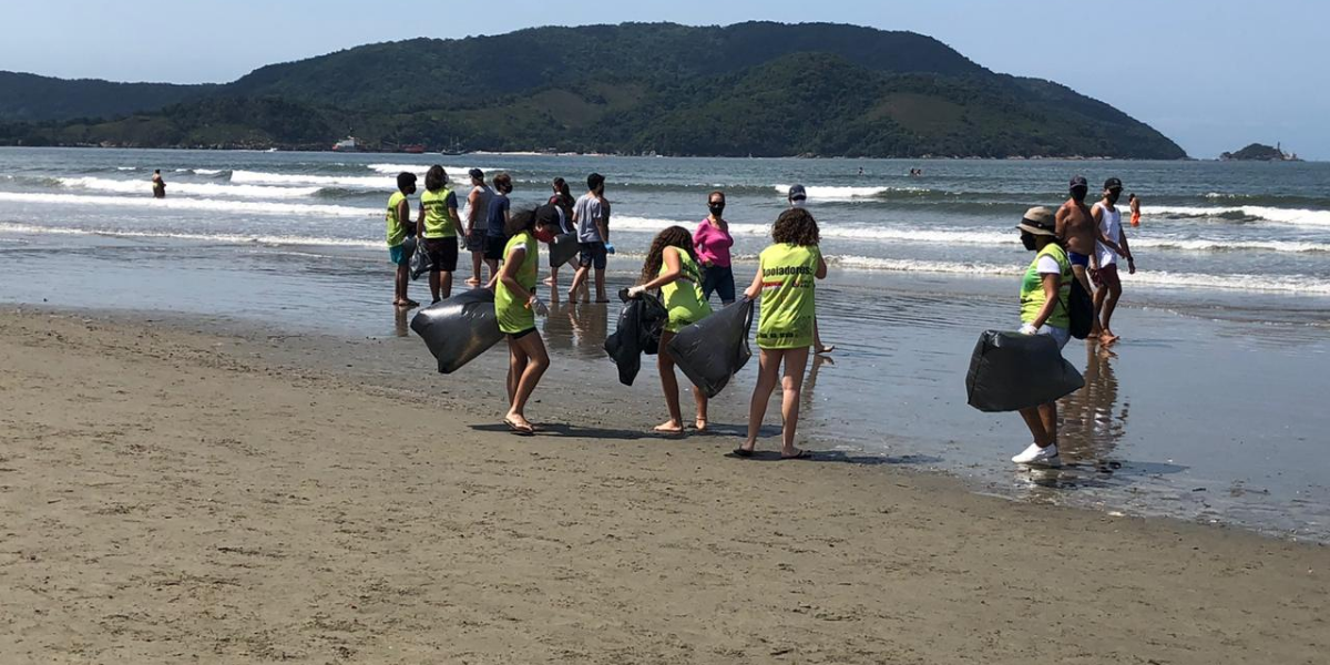 Alunos recolheram resíduos na Praia do Embaré em uma manhã de domingo 