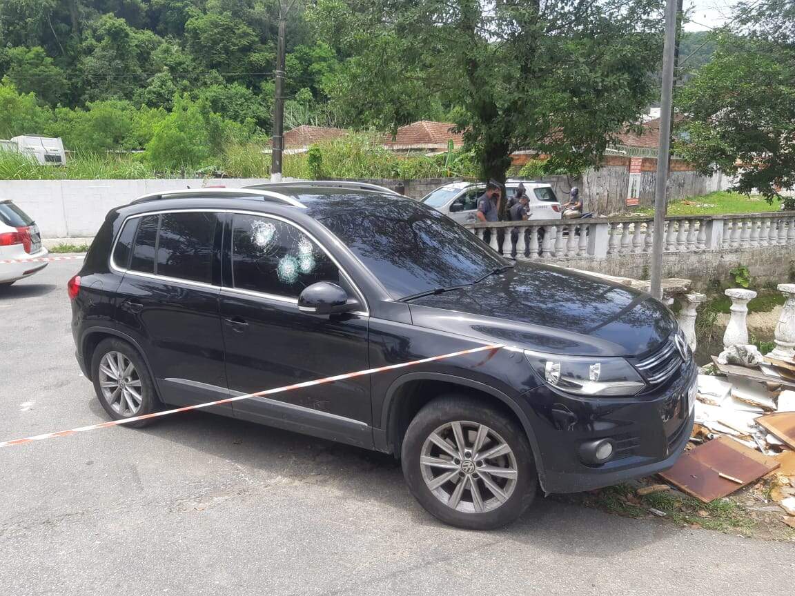 Candidata a Prefeitura de São Vicente transitava em um veículo blindado pelo bairro Voturuá