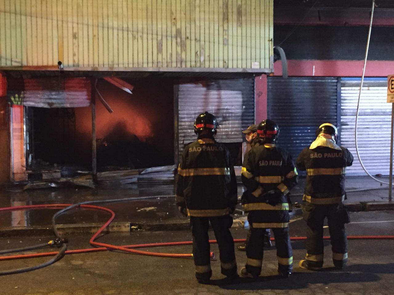 Bombeiros combatem chamas que destruíram loja no Centro de Santos 