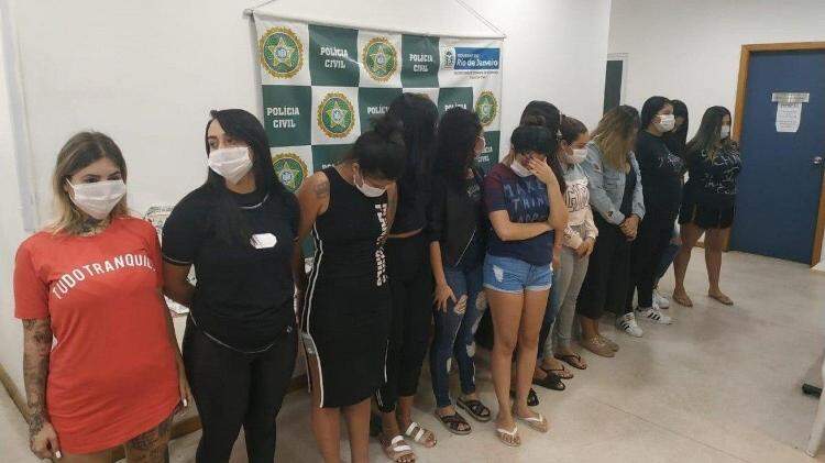Isadora Alckmin, de short jeans, foi presa junto de outras mulheres 