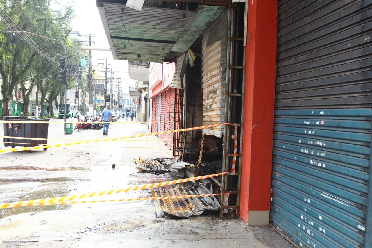 Defesa Civil faz vistoria em loja de calçados incendiada no Centro de Santos 