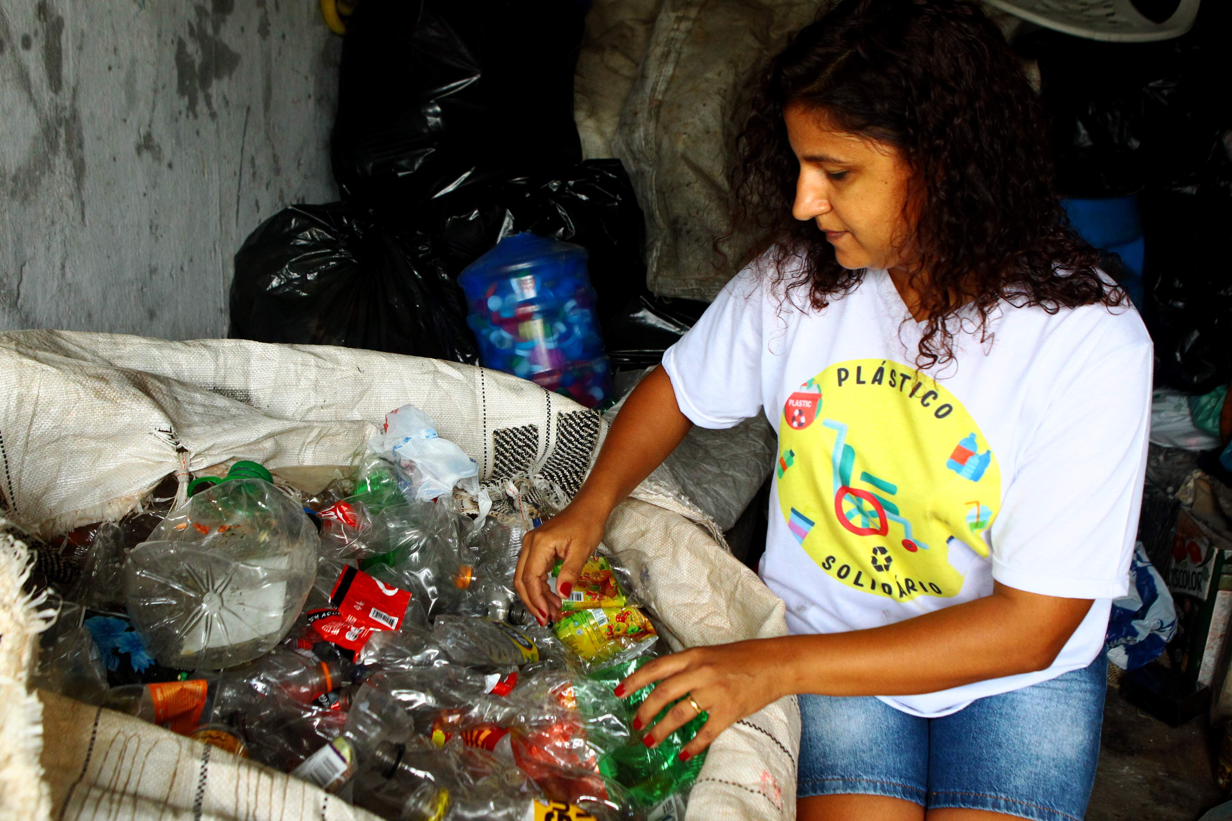 Desde julho, voluntários e amigos do projeto coletam e recebem garrafas PET, embalagens e mais