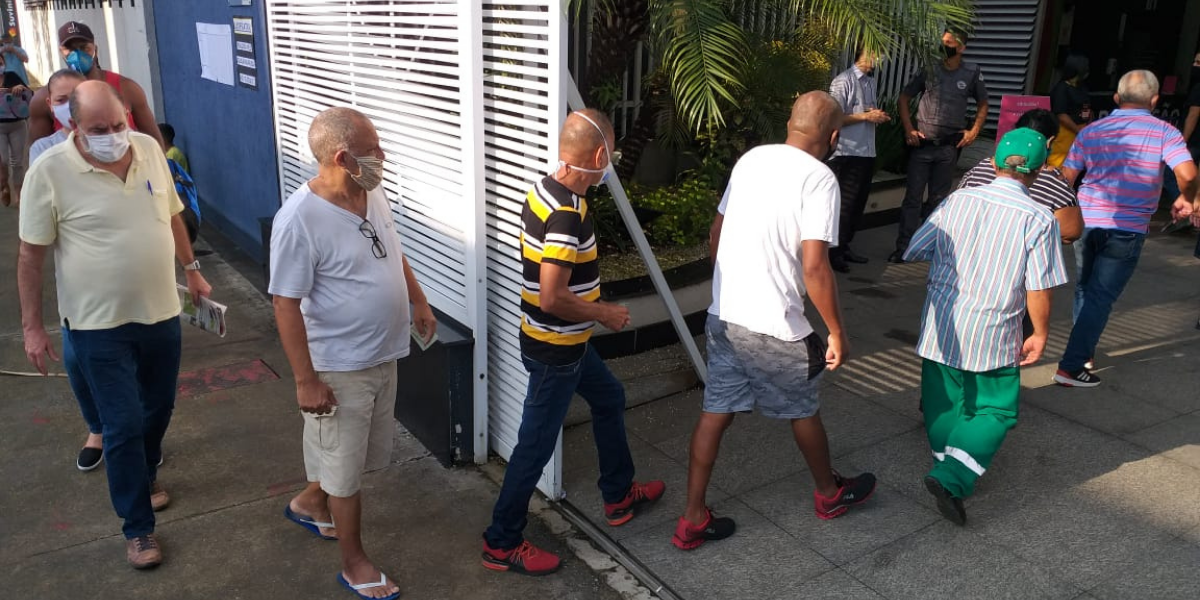 Às 7h em ponto, o portão do campus São Judas, na Vila Mathias, foi aberto para atender os eleitores