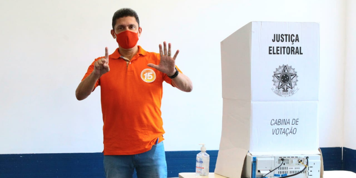 Pedro Gouvêa vota em São Vicente