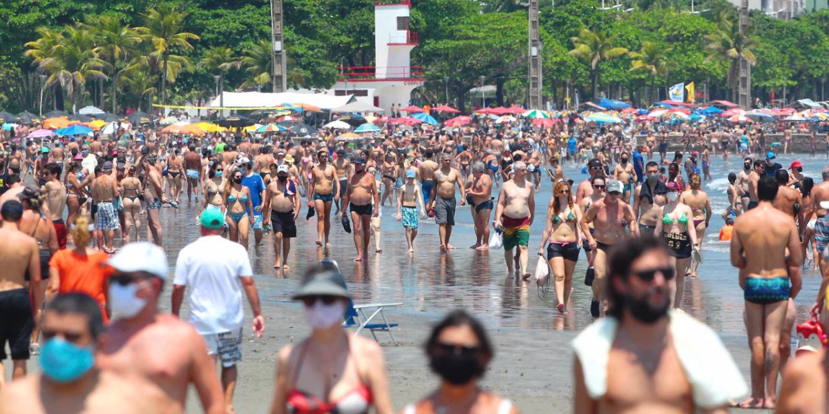 Pessoas caminham nas praias de Santos no domingo (15) de eleição