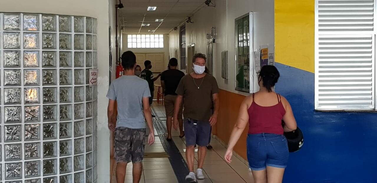 Pessoas indo realizar a votação na UNIBR em São Vicente