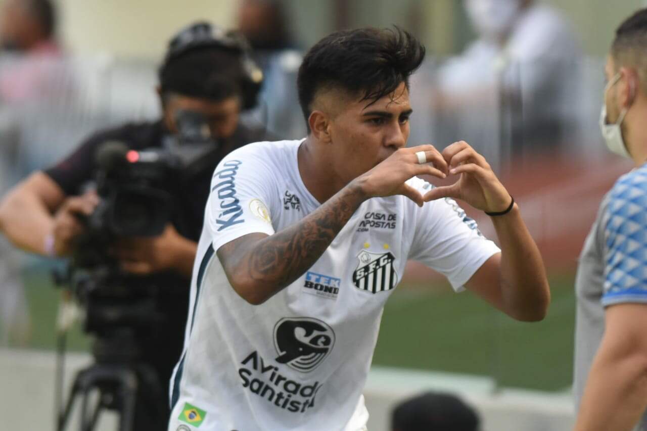 Ivonei fez o primeiro gol do Santos graças a uma grave falha de marcação do Internacional