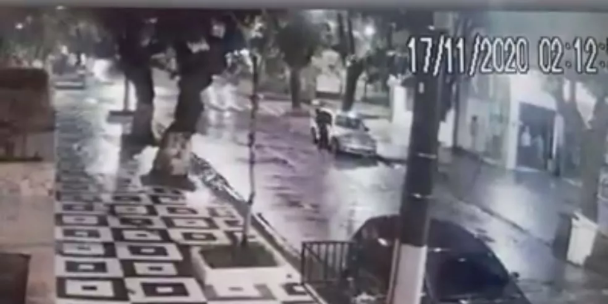 Homem quebra carro em Guarujá com socos e chutes 