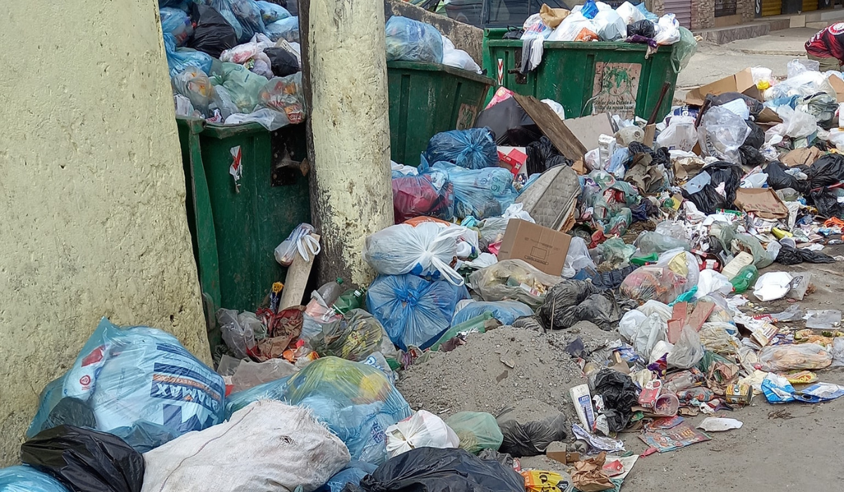 Pilhas de lixo acumulado em avenida Guarujá preocupam moradores e comerciantes