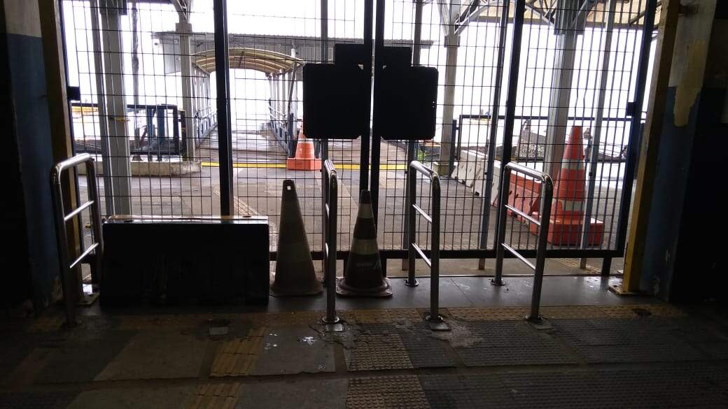 Portão está com uma parte danificada, que impede a abertura total para os passageiros 