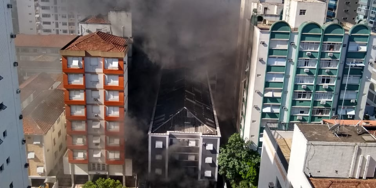 Fumaça subindo da garagem do edifício 