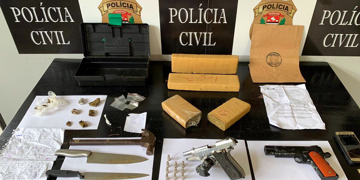 O suspeito admitiu a propriedade das armas, drogas e demais objetos, que foram apreendidos