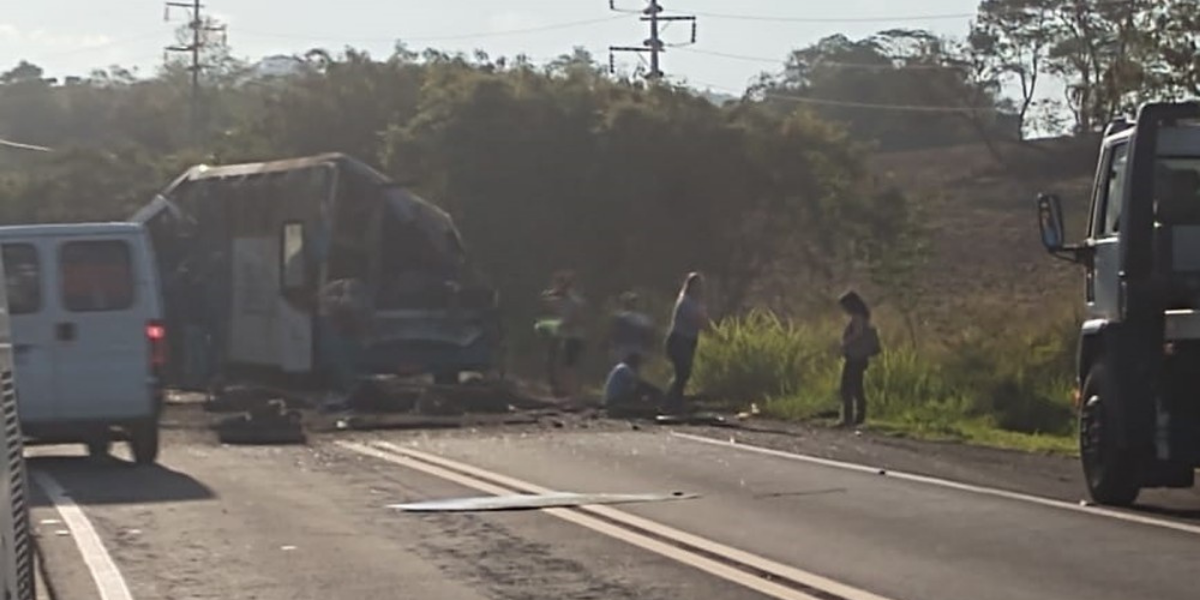 Colisão entre ônibus e caminhão deixa 22 mortos