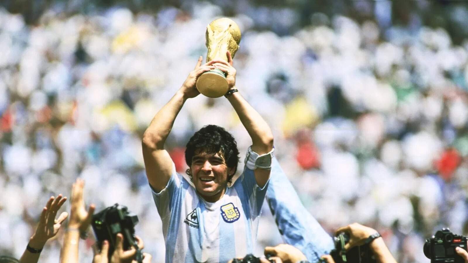 Maradona levantando o título mundial em 1986, no México 