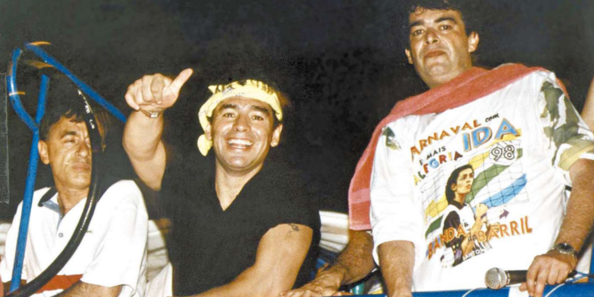 Carismático, Diego Maradona participou do bloco do bar Barril 2000, na Ponta da Praia 