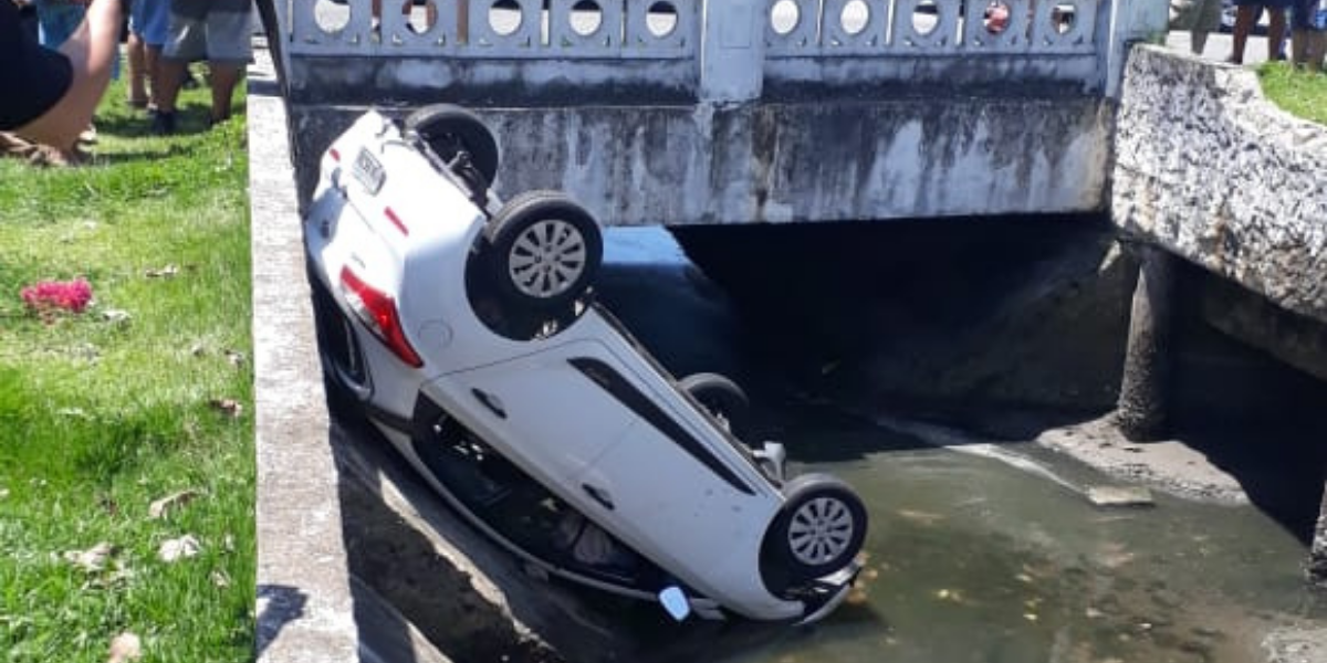 Carro cai dentro de canal após motorista perder o controle da direção em Santos 
