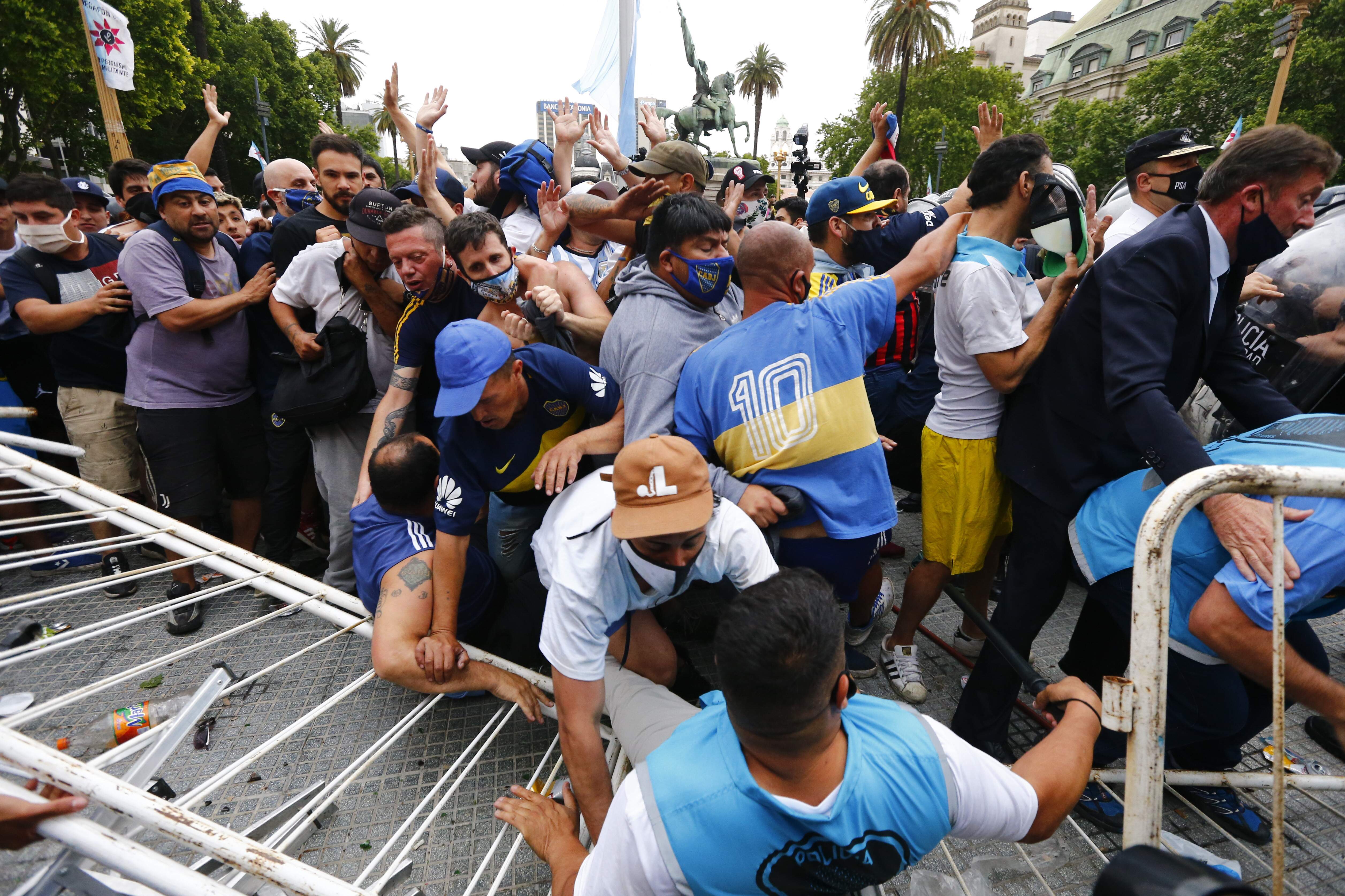 Velório de Maradona tem confusão, balas de borracha e gás lacrimogêneo