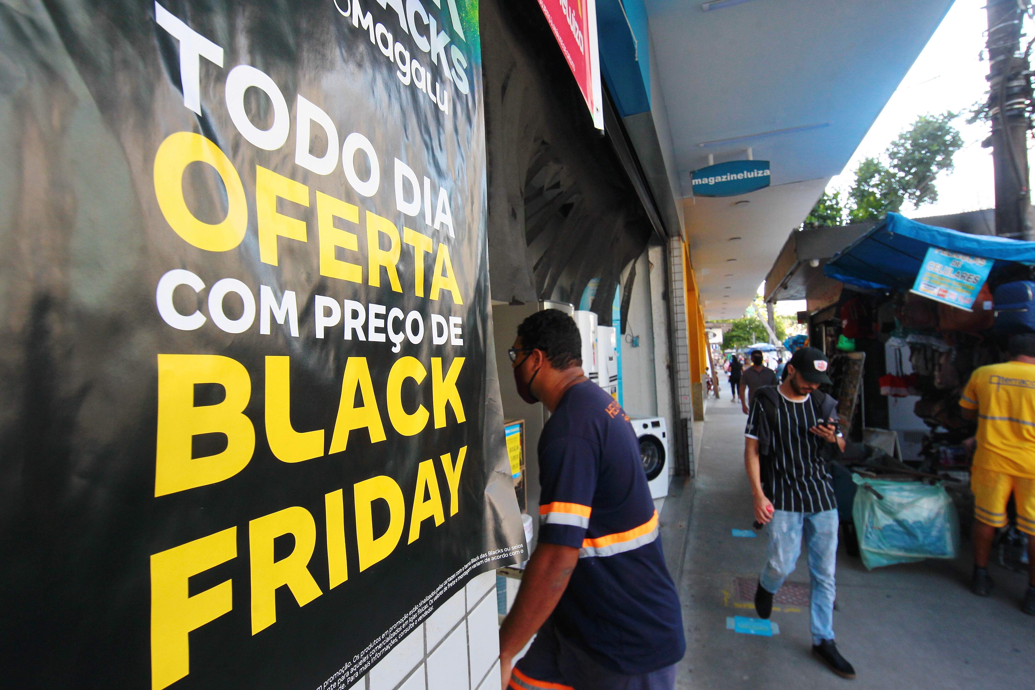 Consumidores devem ficar atentos em promoções e descontos durante a Black Friday