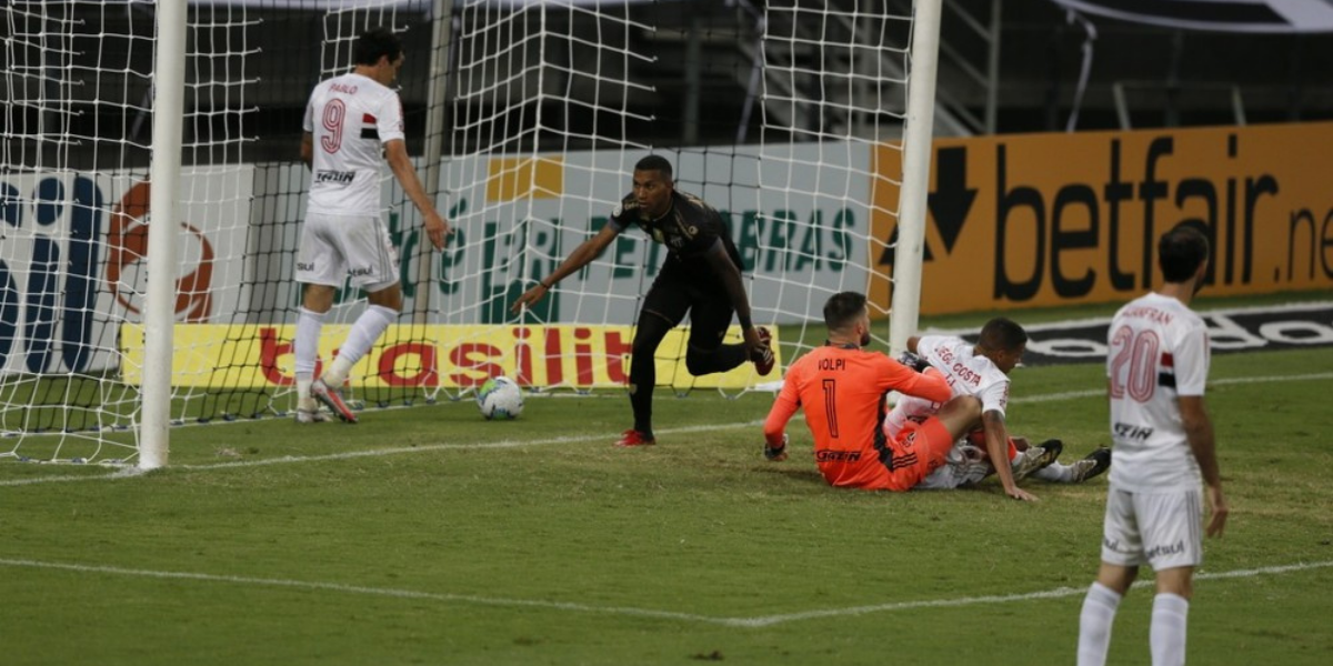 Para CBF, falha de comunicação causou erro de árbitro em gol anulado do São Paulo