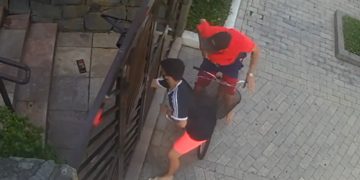 Jovem joga celular pelo portão de casa para evitar assalto em Guarujá 
