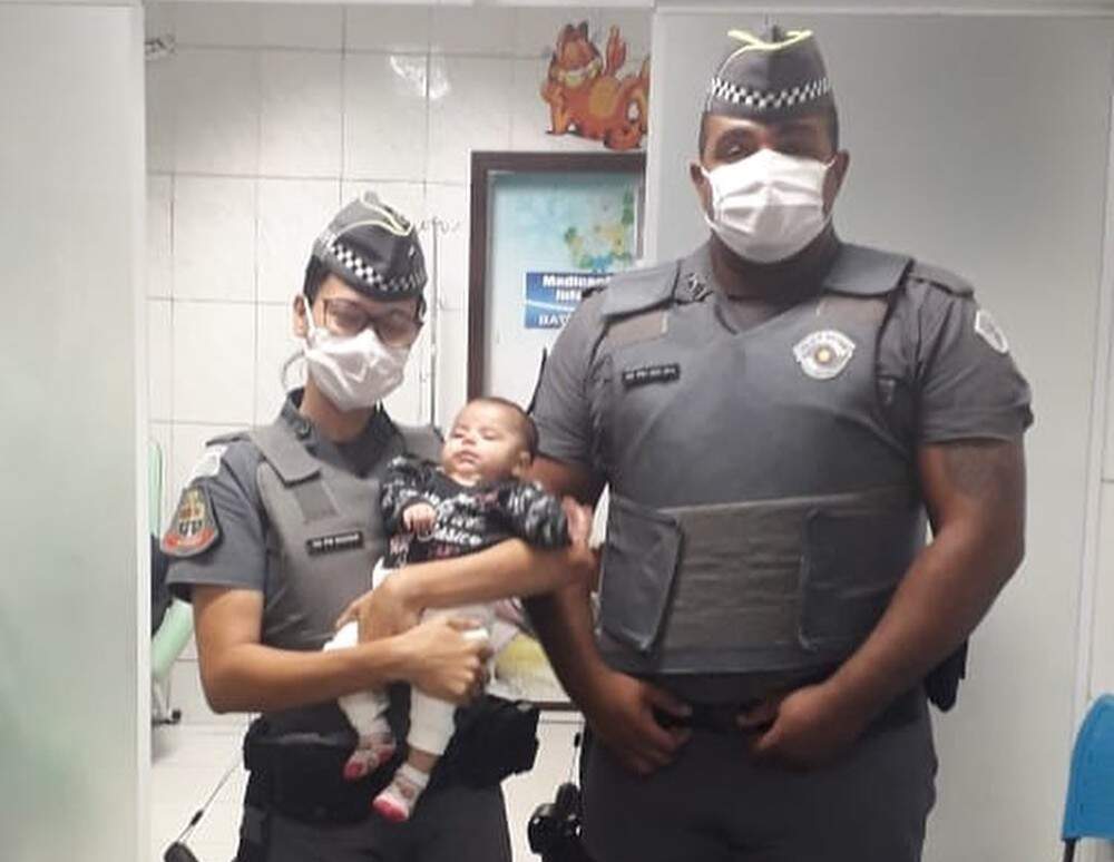 Policiais realizaram manobra para desengasgar o bebê de apenas dois meses