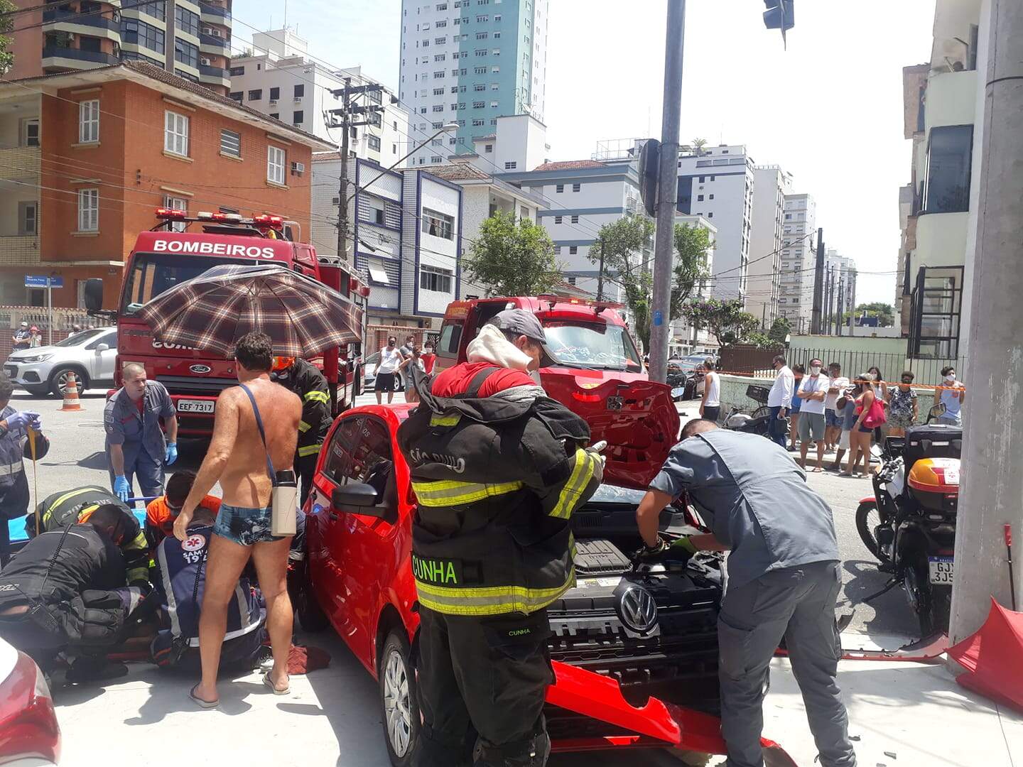 Motociclista tem perna amputada em acidente com carro na Aparecida, em Santos