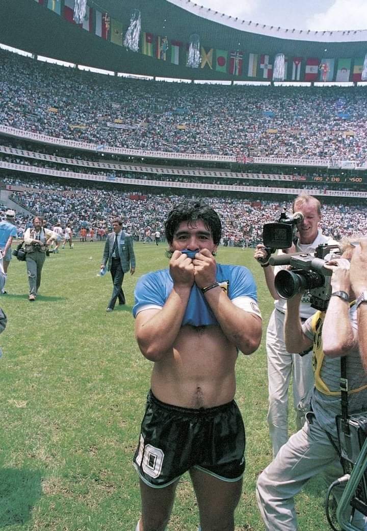 Maradona recebe várias homenagens em primeiro dia de futebol na Argentina