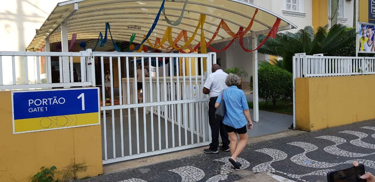 Eleitores aproveitam últimos instantes para votar no 2º turno em São Vicente