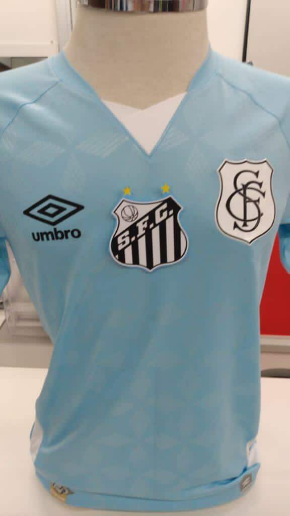 Atendendo exigência do estatuto social do Santos, o escudo atual foi colocado no meio da camisa 