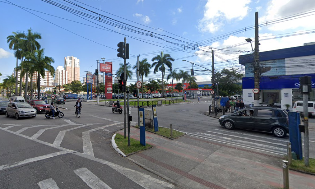 Uma travesti e um homem assaltaram duas jovens em um ponto de ônibus da Avenida Ana Costa