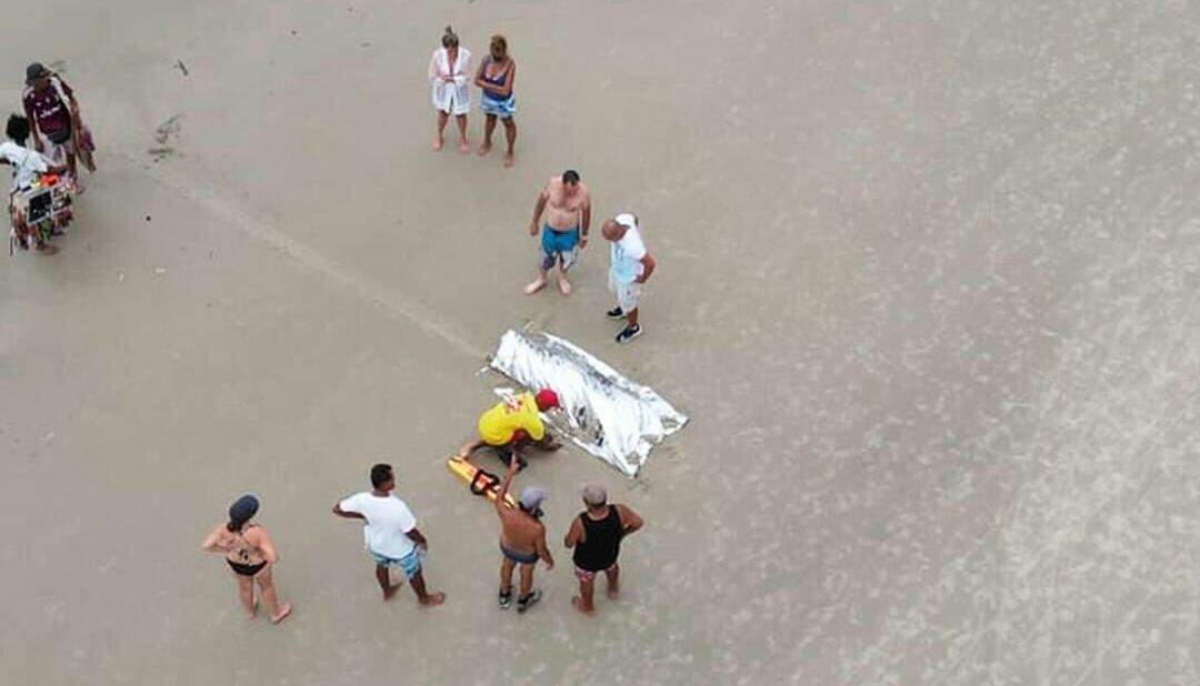 Corpo foi encontrado na faixa de areia da praia de Pitangueiras, nesta quarta-feira (2)