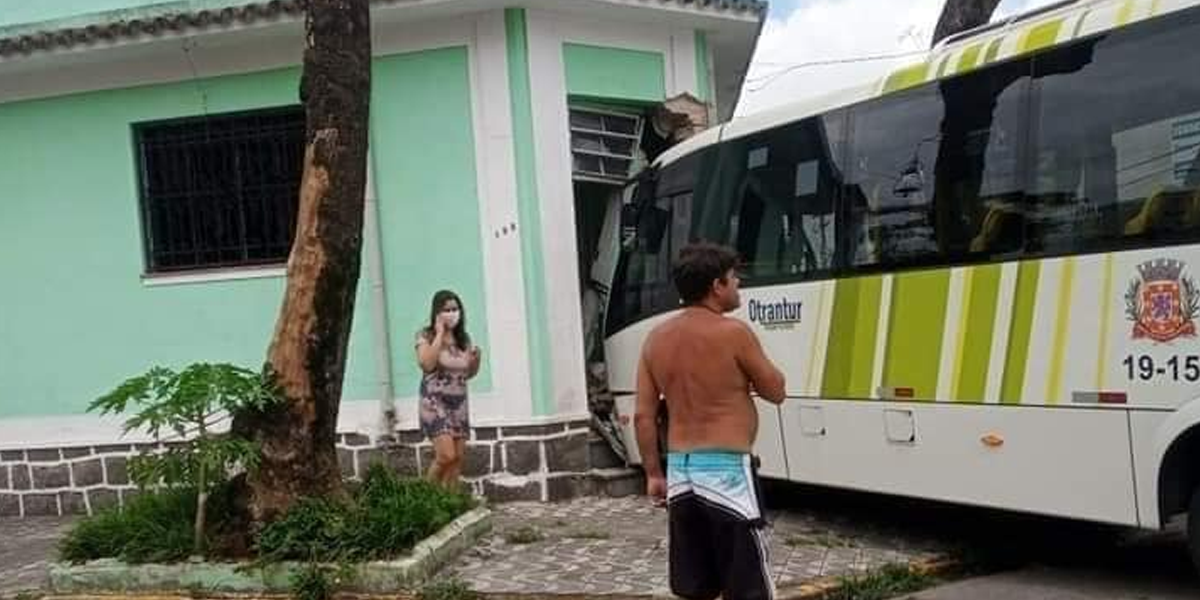 Após colisão, ônibus invadiu residência no Centro de São Vicente