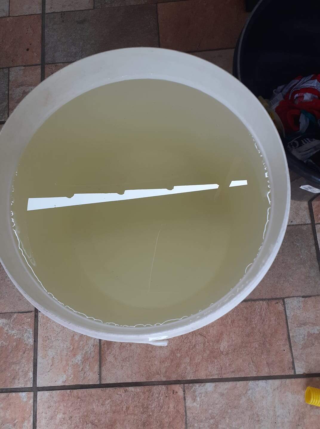 Moradores de bairros de São Vicente, Santos e Cubatão se queixaram da qualidade da água que tinha coloração amarelada nesta terça-feira (8) 
