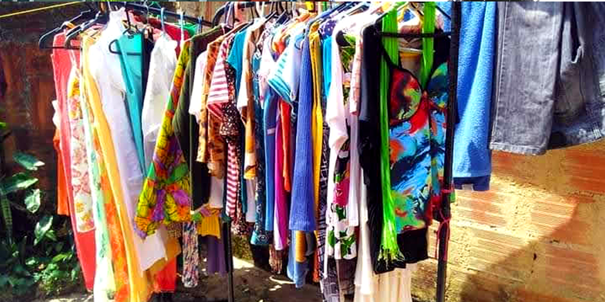 No 'Varal Solidário' quem precisa de roupas pode pegar sem precisar pagar nada 