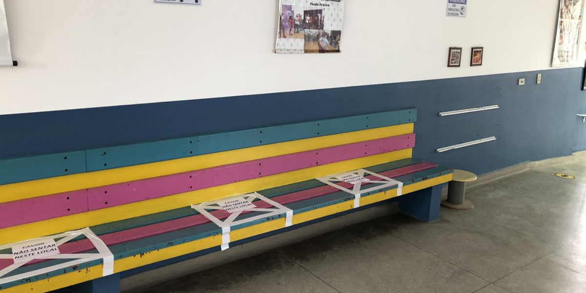 Salas de aula contarão com fitas adesivas no piso para indicar o posicionamento de mesas e cadeiras