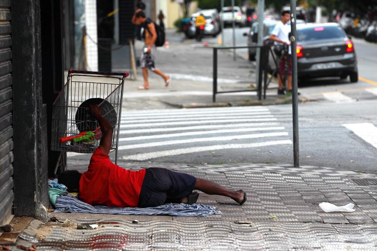 O número de moradores em situação de rua cresceu 71,2% nos últimos dez anos em Santos