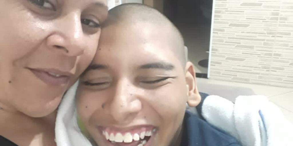Mateus Fernandes, de 20 anos, tem microcefalia e escoliose severa