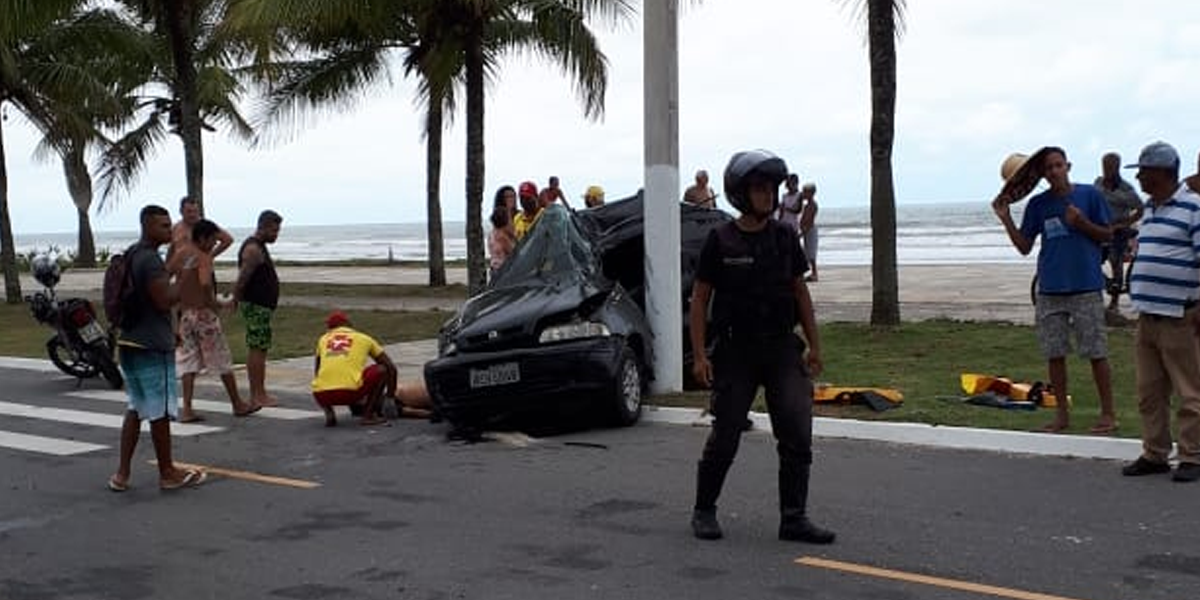 Veículo com turistas capotou e bateu em poste após se acidentar em avenida de Praia Grande